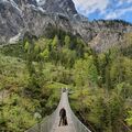Eine wacklige "Hängebrücke" im Urlaub. "Wo bleibst du?"